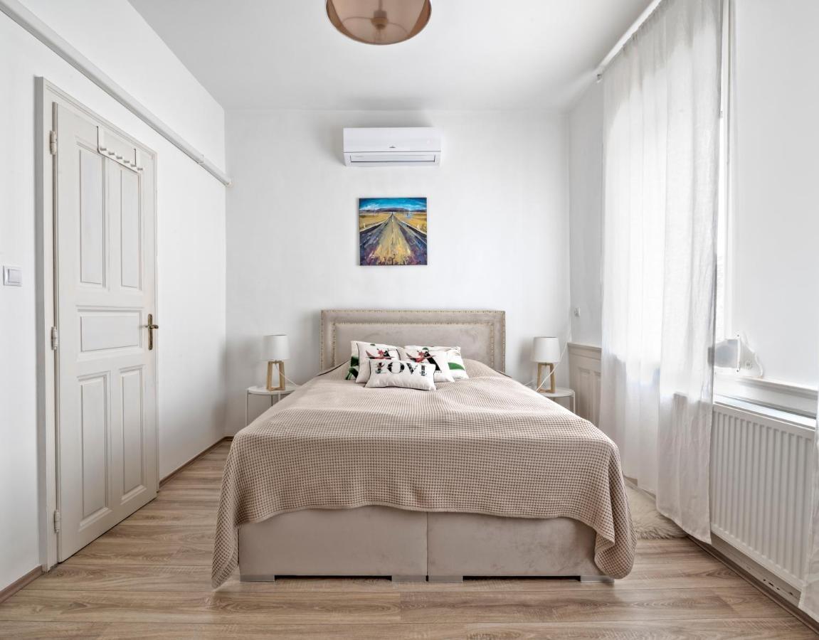 Szent Gyoergy Kuria Bed & Breakfast Kisharsany ภายนอก รูปภาพ