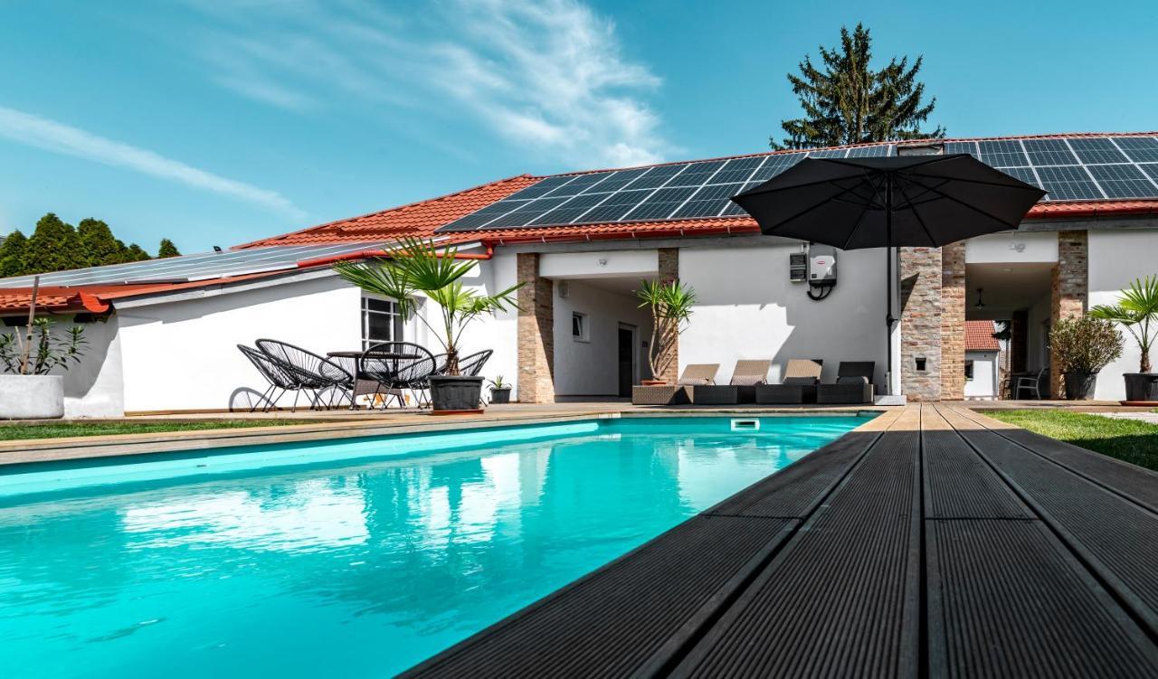 Szent Gyoergy Kuria Bed & Breakfast Kisharsany ภายนอก รูปภาพ